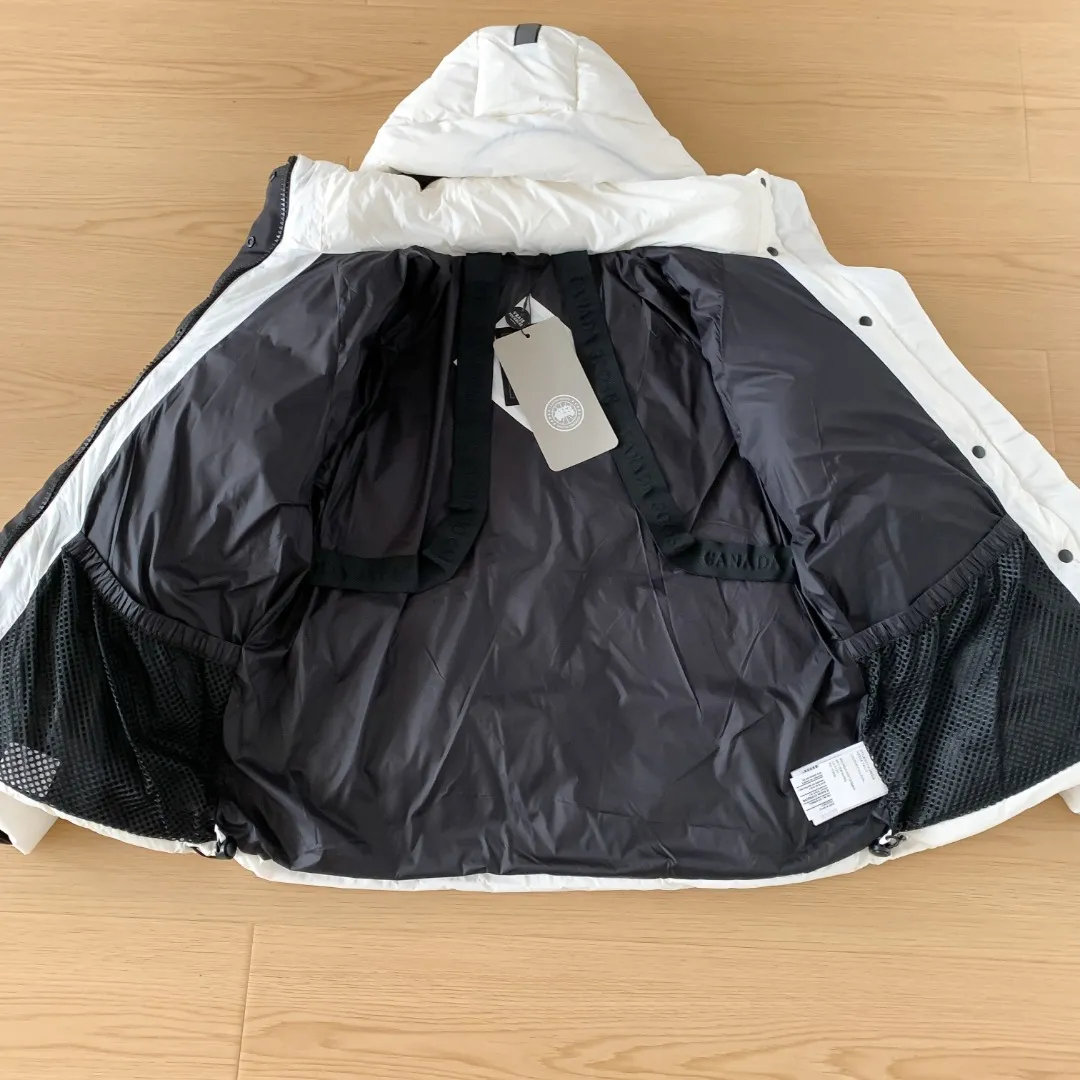 Style No. Y 110 𝗖𝗔𝗡𝗔𝗗𝗔 𝗚𝗢𝗢𝗦𝗘｜Canada Goose 𝗝𝘂𝗻𝗰𝘁𝗶𝗼𝗻Capsule Short Down Jacket/Ouyang Nana Generation 𝗦𝗶𝘇𝗲: 𝗫𝗦 𝗦 𝗠 𝗟 𝗫𝗟 𝗫𝗫𝗟 Product color: Black, White